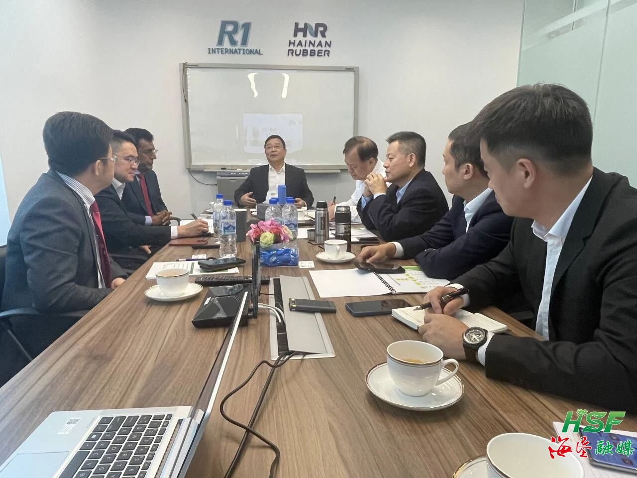 包洪文一行與R1公司座談交流。